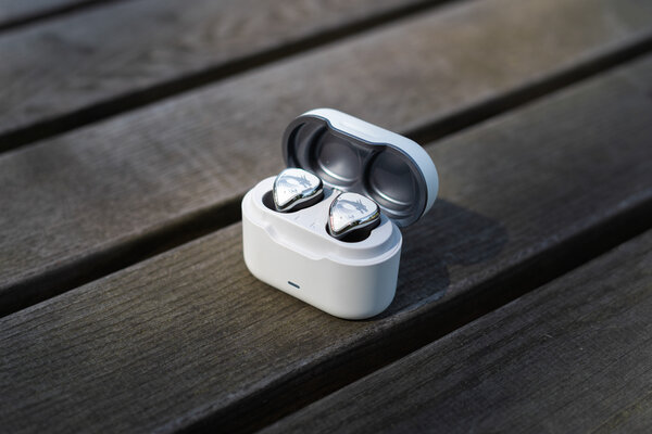 Эксклюзивный обзор наушников MSI CH40 Wireless Earbuds: кричащая внешность и хорошее звучание — Внешний вид и эргономика. 3