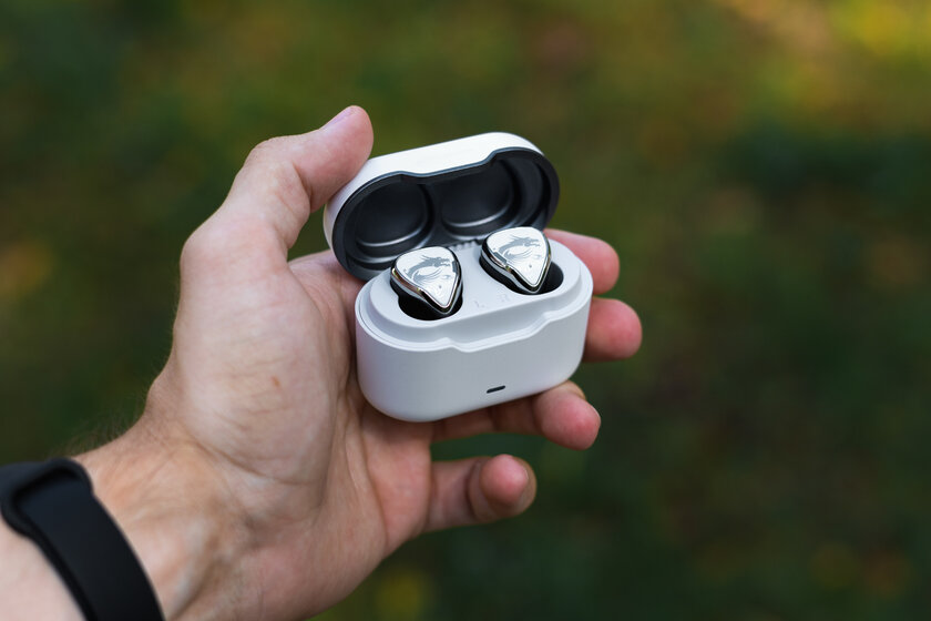 Эксклюзивный обзор наушников MSI CH40 Wireless Earbuds: кричащая внешность и хорошее звучание — Первое подключение. 1