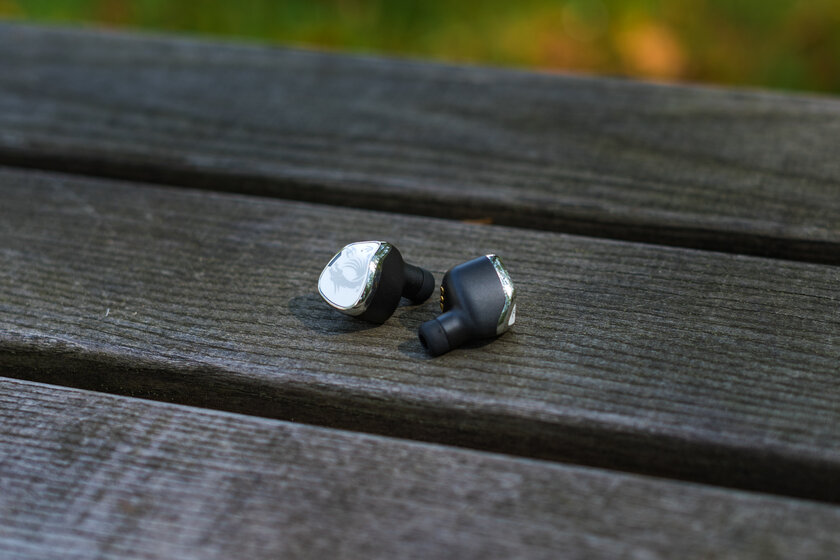 Эксклюзивный обзор наушников MSI CH40 Wireless Earbuds: кричащая внешность и хорошее звучание — Автономность. 1