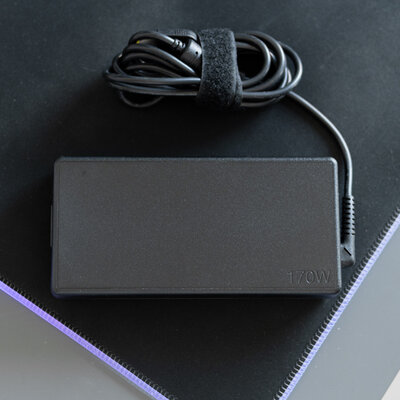 Монитор с беспроводной зарядкой гаджетов — это гениально. Тестирую Lenovo Qreator 27 — Разъёмы и питание. 4