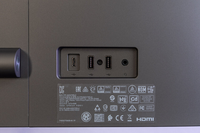 Монитор с беспроводной зарядкой гаджетов — это гениально. Тестирую Lenovo Qreator 27 — Разъёмы и питание. 2