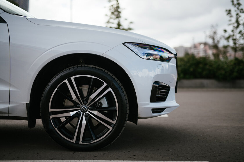 Экстаз электродвигателя и ДВС. Тест-драйв плагин-гибрида Volvo XC60 Recharge (2021)