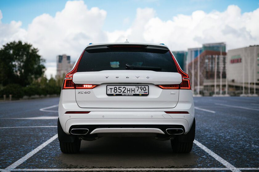 Экстаз электродвигателя и ДВС. Тест-драйв плагин-гибрида Volvo XC60 Recharge (2021)