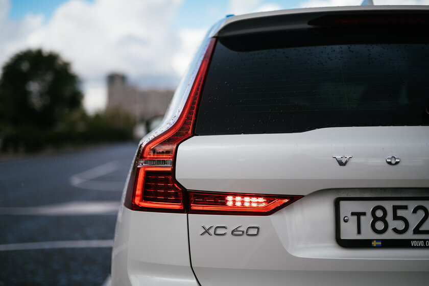 Экстаз электродвигателя и ДВС. Тест-драйв плагин-гибрида Volvo XC60 Recharge (2021)