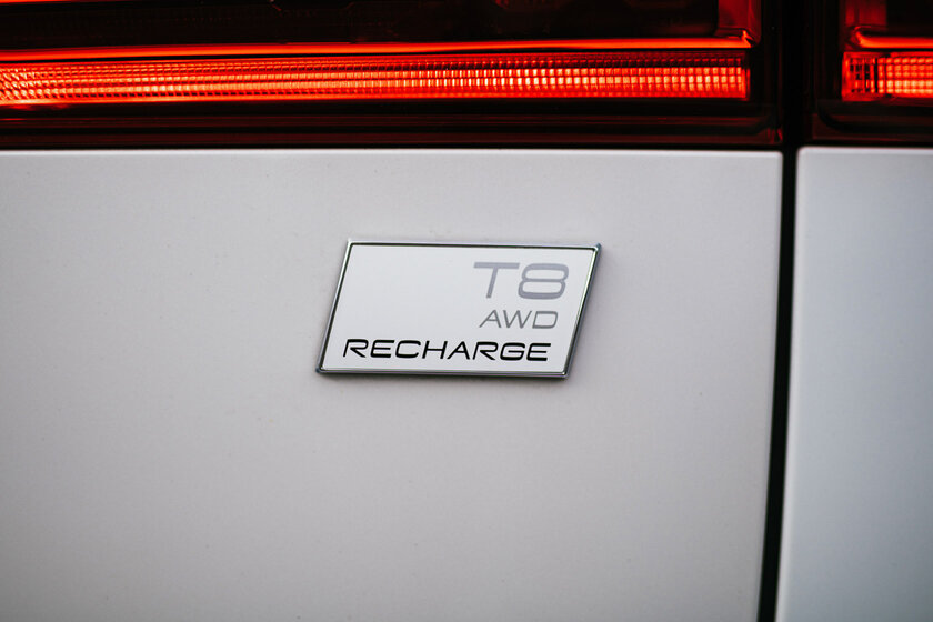 Экстаз электродвигателя и ДВС. Тест-драйв плагин-гибрида Volvo XC60 Recharge (2021)