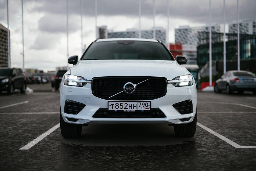 Экстаз электродвигателя и ДВС. Тест-драйв плагин-гибрида Volvo XC60 Recharge (2021)