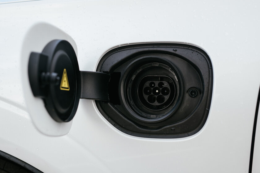Экстаз электродвигателя и ДВС. Тест-драйв плагин-гибрида Volvo XC60 Recharge (2021)