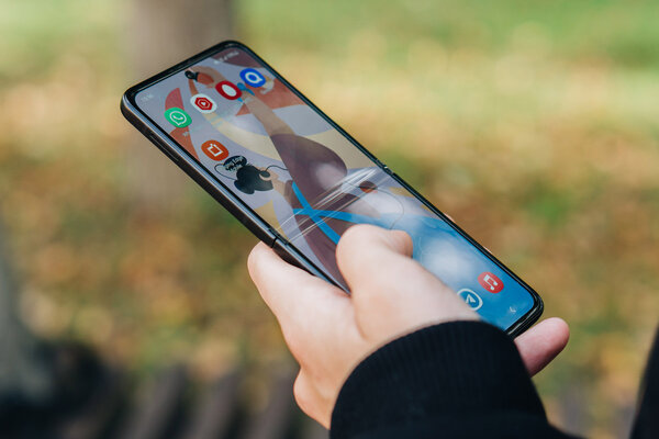 Как обычный, но складывается пополам. Проходил с Galaxy Z Flip 3 и поверил в идею Samsung — Дизайн и эргономика. 6