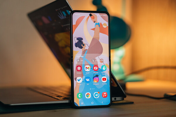 Как обычный, но складывается пополам. Проходил с Galaxy Z Flip 3 и поверил в идею Samsung — Дисплеи. 1