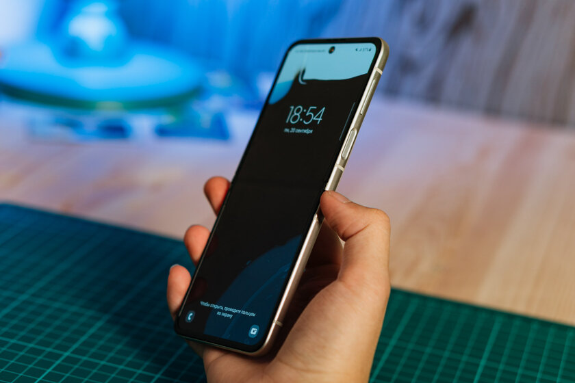 Как обычный, но складывается пополам. Проходил с Galaxy Z Flip 3 и поверил в идею Samsung — Дизайн и эргономика. 9