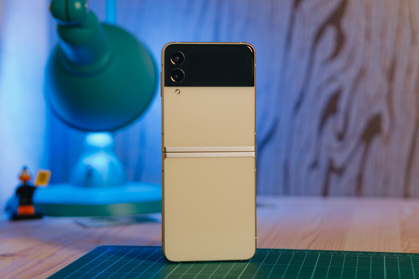 Как обычный, но складывается пополам. Проходил с Galaxy Z Flip 3 и поверил в идею Samsung — Дизайн и эргономика. 8