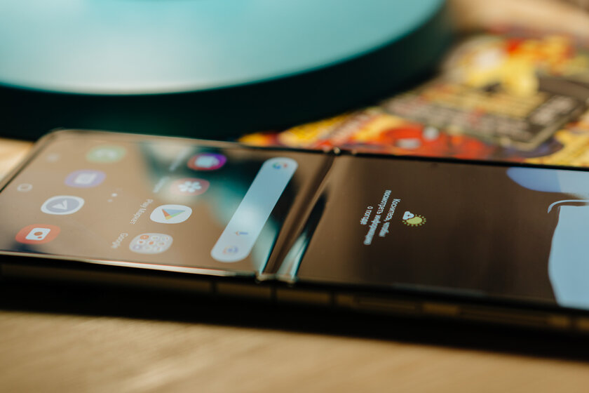 Как обычный, но складывается пополам. Проходил с Galaxy Z Flip 3 и поверил в идею Samsung — Дисплеи. 3
