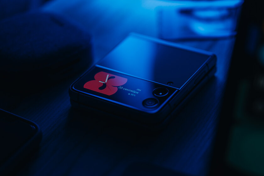 Как обычный, но складывается пополам. Проходил с Galaxy Z Flip 3 и поверил в идею Samsung — Дисплеи. 4