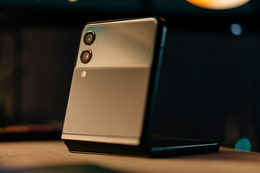 Как обычный, но складывается пополам. Проходил с Galaxy Z Flip 3 и поверил в идею Samsung — Отзыв. 2