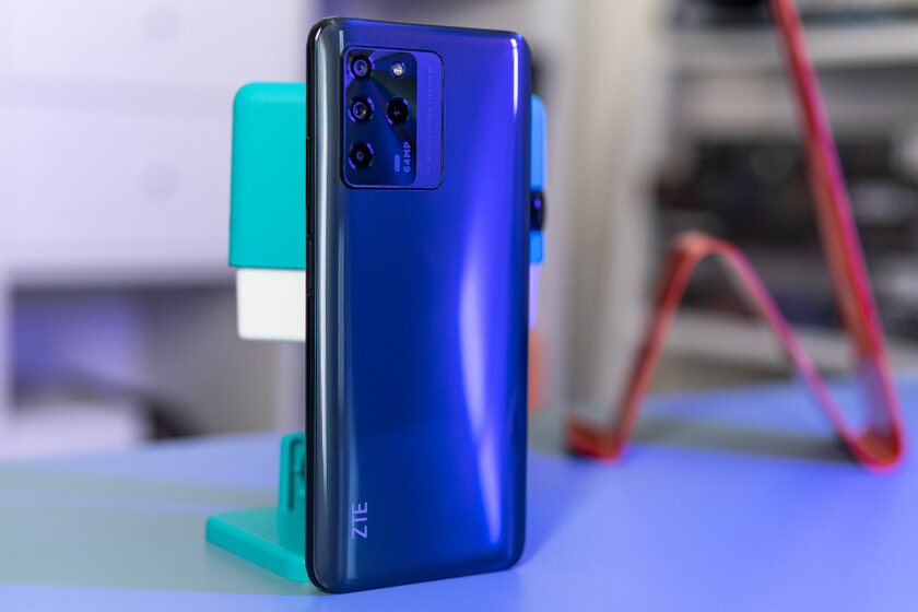 Реальная альтернатива. Обзор ZTE Blade V30 — Внешний вид и эргономика. 1