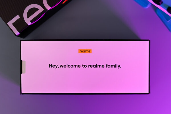 Конкурент среднебюджетным Xiaomi и Samsung. Обзор Realme GT Master Edition — Распаковка. 3