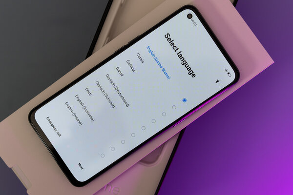 Конкурент среднебюджетным Xiaomi и Samsung. Обзор Realme GT Master Edition — Распаковка. 8