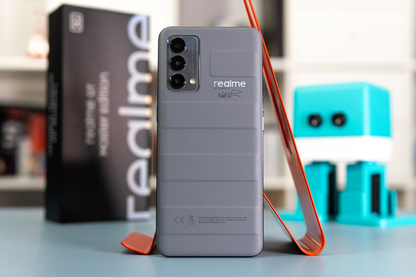 Конкурент среднебюджетным Xiaomi и Samsung. Обзор Realme GT Master Edition — Внешний вид и эргономика. 1
