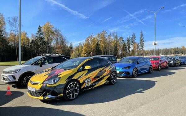 В Подмосковье прошёл Opel Fest, где владельцы автомобилей Opel собрались для мирового рекорда