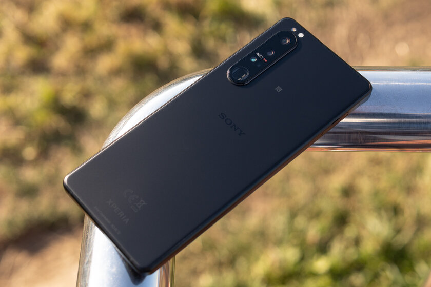 Необычный смартфон — это хорошо или плохо? Опыт использования Sony Xperia 1 III — Внешний вид. 1