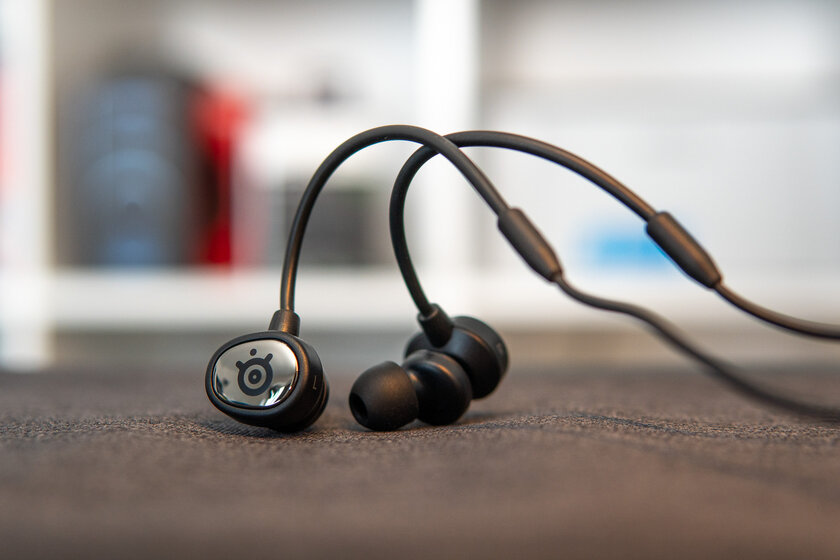 Если к TWS приделать микрофон и провода. Обзор SteelSeries Tusq для мобильного гейминга — Внешний вид и эргономика. 5
