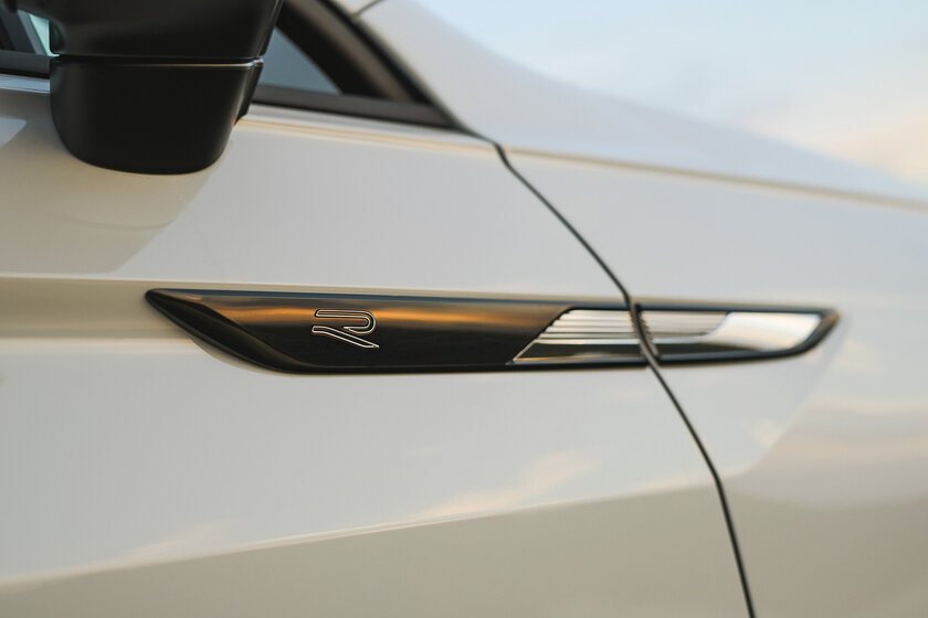 Малый повзрослел. Тест-драйв заряженного Volkswagen Tiguan R-Line (2021)