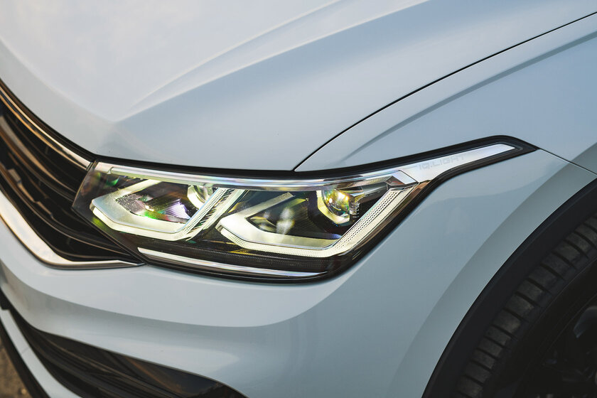 Малый повзрослел. Тест-драйв заряженного Volkswagen Tiguan R-Line (2021)
