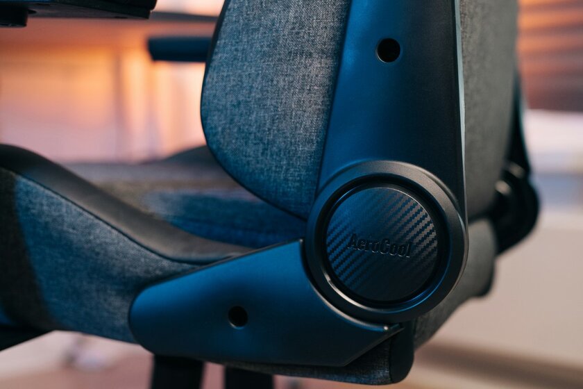 Дышащая ткань и мягкие подлокотники: обзор AeroCool CROWN AeroWeave