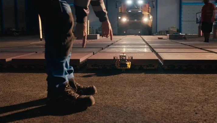 Дети смогли сдвинуть самосвал Volvo A60 с помощью конструктора LEGO