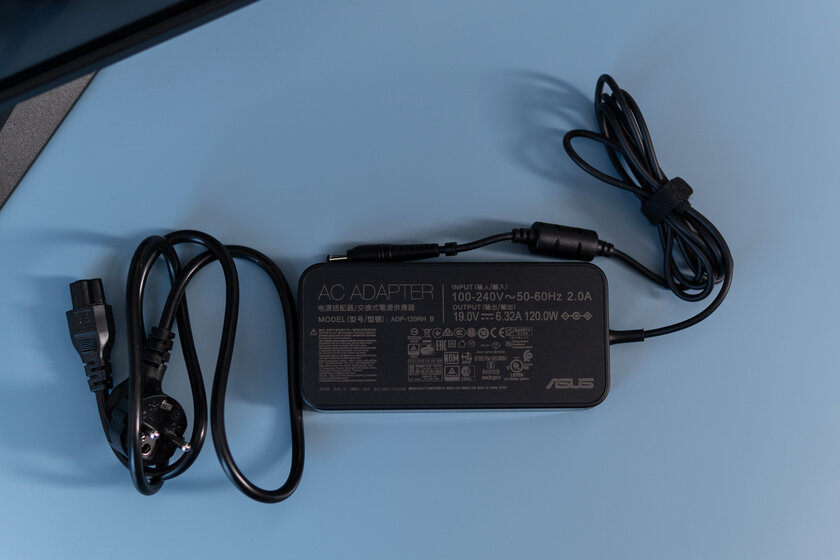 Когда игровой монитор удобен в повседневности. Обзор ASUS TUF Gaming VG28U — Разъёмы и питание. 4