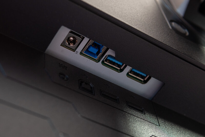 Когда игровой монитор удобен в повседневности. Обзор ASUS TUF Gaming VG28U — Разъёмы и питание. 2