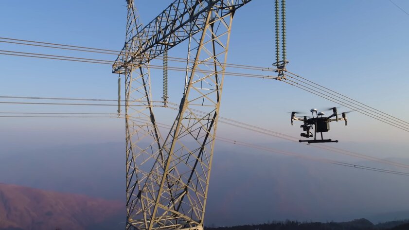В России изобрели военный дрон, который заряжается от линий электропередачи
