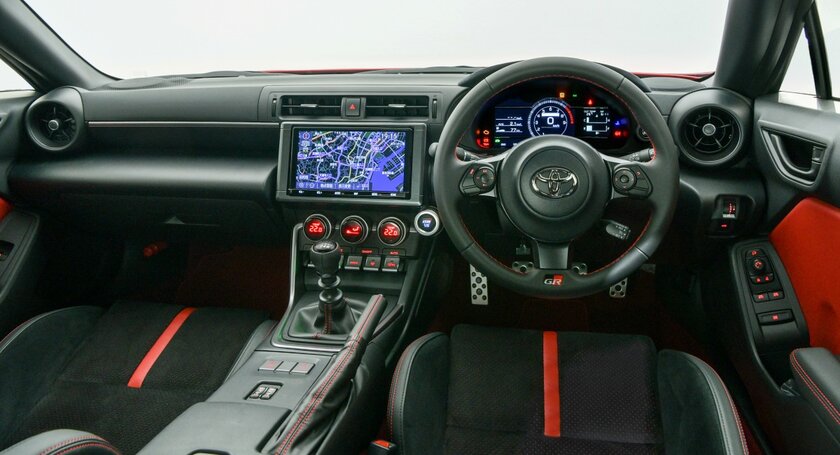 Внедорожник Ferrari и квадратная Dacia. 22 самых ожидаемых автомобиля 2022 года