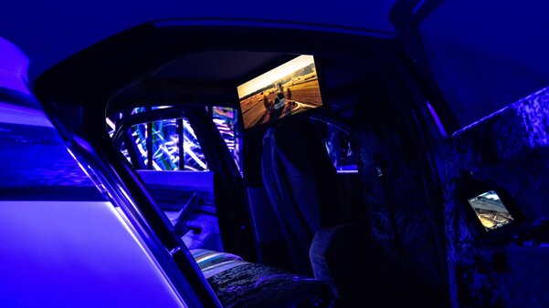 BMW представила Theater Screen — настоящий кинотеатр для задних пассажиров автомобиля