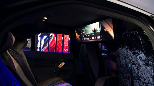 BMW представила Theater Screen — настоящий кинотеатр для задних пассажиров автомобиля