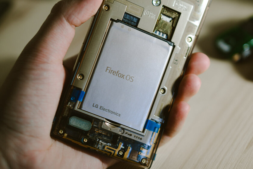 У меня прозрачный смартфон из 2014 на прошивке Firefox. LG Fx0 — это нечто — Дизайн. 2