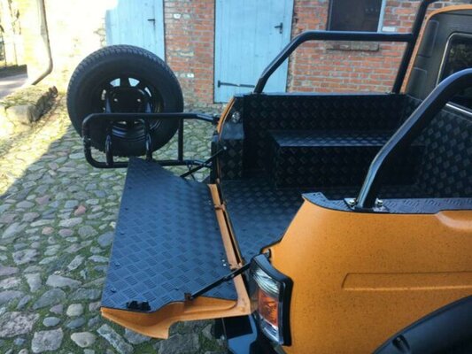 «Нива» за 3 млн рублей: немцы тюнинговали российский внедорожник и превратили его в пикап