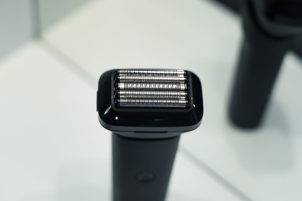 Если не пробовали электробритву, у Xiaomi есть отличный вариант. Обзор Mi 5-Blade Electric Shaver — Лезвия и двигатель. 1