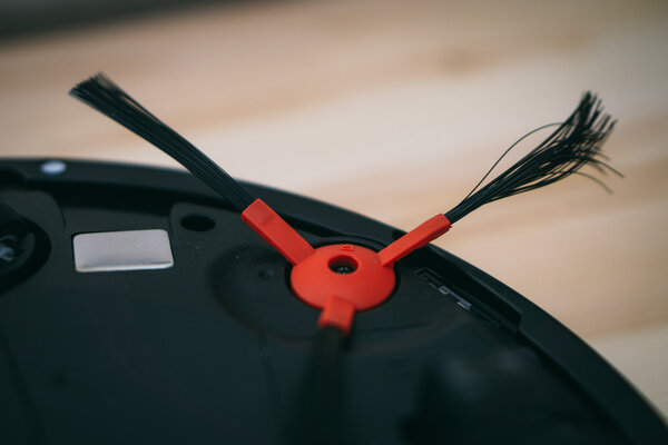 Если хотели попробовать робот-пылесос, у HONOR есть недорогой: Choice Robot Cleaner R1 — Пылесос в работе. 2