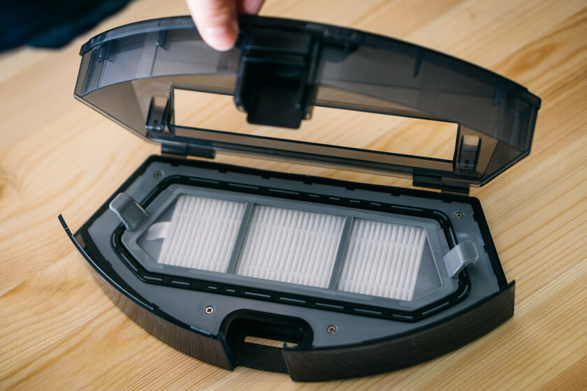 Если хотели попробовать робот-пылесос, у HONOR есть недорогой: Choice Robot Cleaner R1 — Пылесос в работе. 3