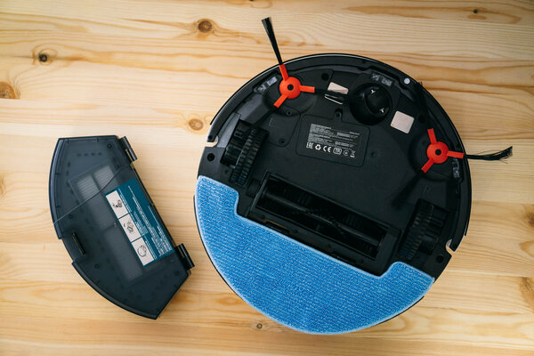 Если хотели попробовать робот-пылесос, у HONOR есть недорогой: Choice Robot Cleaner R1 — Пылесос в работе. 4