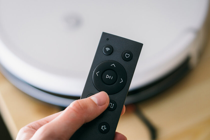 Если хотели попробовать робот-пылесос, у HONOR есть недорогой: Choice Robot Cleaner R1 — Пылесос в работе. 10