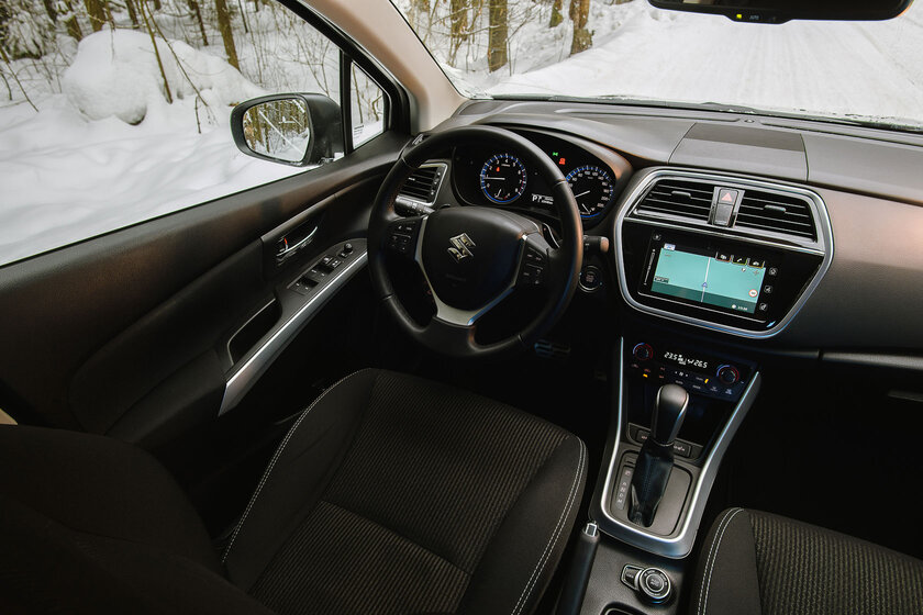 Это авто обманывает своей внешностью. Тест-драйв Suzuki SX4 2020 — Снаружи и внутри. 3