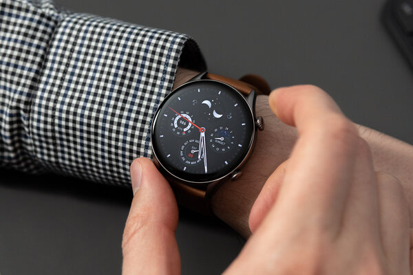 Не браслет в формате часов, а полноценные смарт-часы. Обзор Amazfit GTR 3 Pro — Особенности внешнего вида. 5