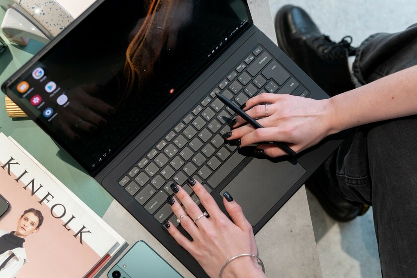 Samsung обновила флагманские планшеты и представила монструозный Tab S8 Ultra