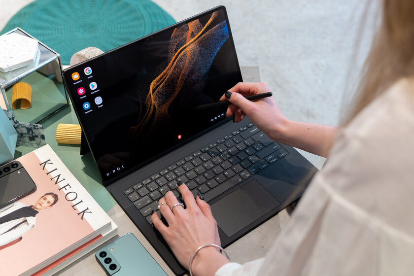 Samsung обновила флагманские планшеты и представила монструозный Tab S8 Ultra