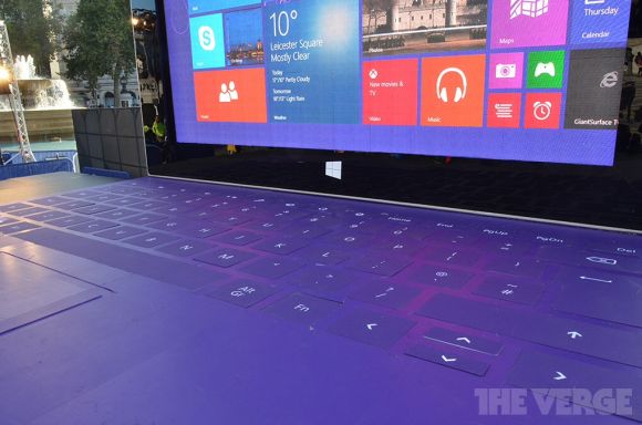 383-дюймовый планшет в центре города Лондона от компании Microsoft