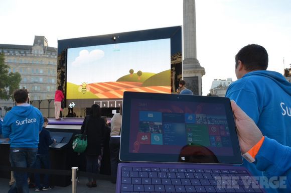 383-дюймовый планшет в центре города Лондона от компании Microsoft