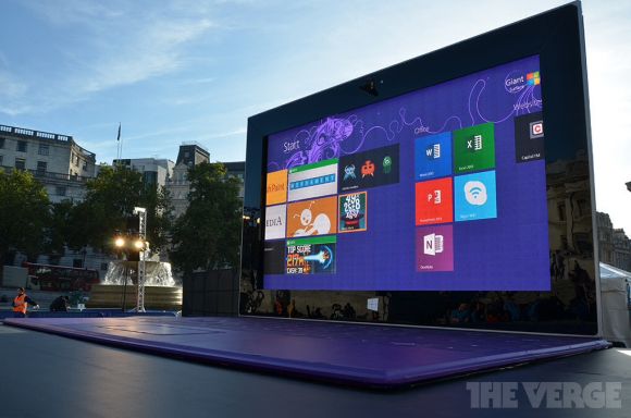 383-дюймовый планшет в центре города Лондона от компании Microsoft