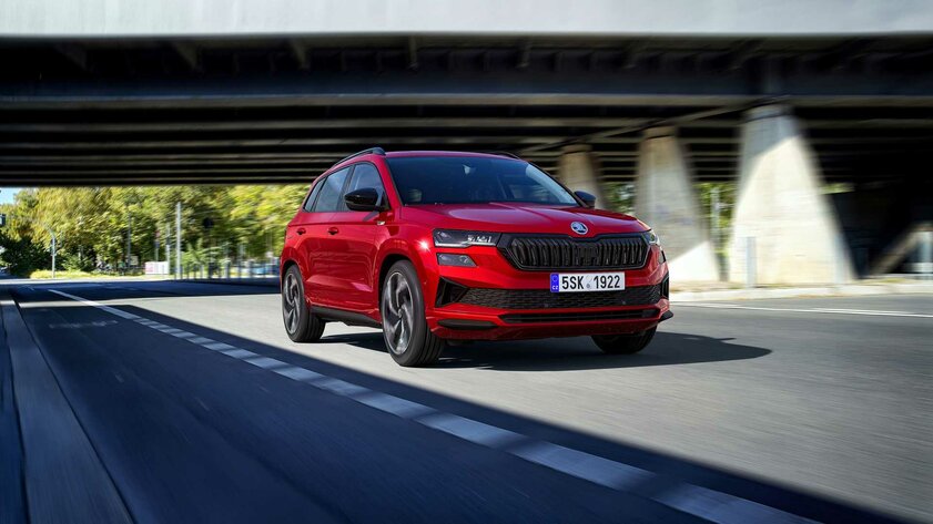Новые технологии и старые моторы: обновлённый Skoda Karoq готовят к релизу в России